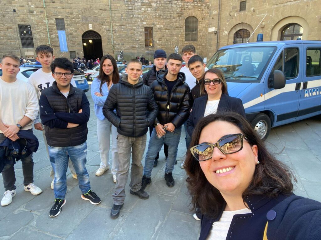 Studenti del nostro istituto nel Salone dei Cinquecento durante la cerimonia con la Polizia di Stato, accompagnati da docenti e dirigente scolastico.